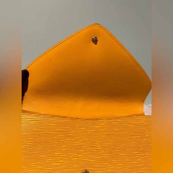 Louis Vuitton Clutch Epi Yellow. Authentic and pre-owned. - Picture 7 of 10
